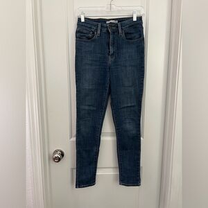 LEVI’S • 721 high rise skinny jeans • Medium wash • Size 27 x 27 • EUC